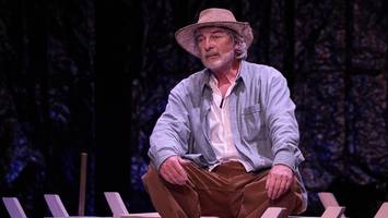 „der alte mann und das meer“ in altona: hemingway als beeindruckender kraftakt