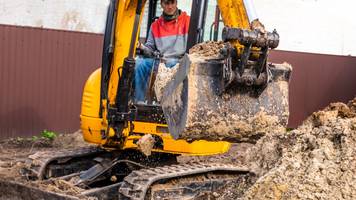 mátyás (36) kauft für 2400 euro minibagger in china: die leute haben mich für verrückt erklärt