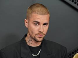 Leute: Justin Bieber zeigt auf der Bühne ein RTL-Video