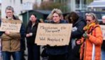 Gestrandeter Wal: Demonstration für Walrettung - Polizei schreitet ein