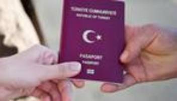 Migration: Erstmals seit Jahren weniger Einwohner ohne deutschen Pass