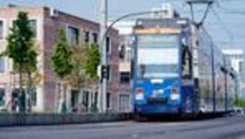 Notfälle: Person zwischen Straßenbahn und Haltestelle eingeklemmt