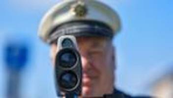 verkehr: passant warnt mit plakat vor radarkontrolle