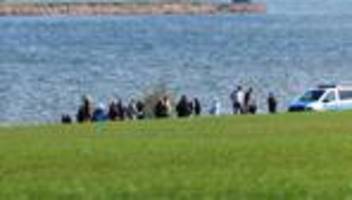 Gestrandeter Buckelwal: Demonstrierende dringen in Sperrbereich um gestrandeten Wal ein