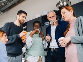 Konkurrenz im Beruf: Neid am Arbeitsplatz: Wie Missgunst das Team belastet