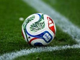 Mit Pistolen und Sturmgewehren: Maskierten Männer überfallen Teambus - Fußballer in Ghana stirbt