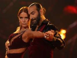 zwei gebrochene rippen: esther schweins muss bei let's dance aussteigen