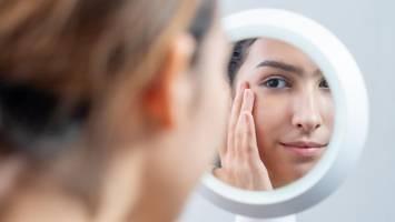 Vitamin D gegen Akne? Ärztin schwört auf diese Supplements für schöne Haut