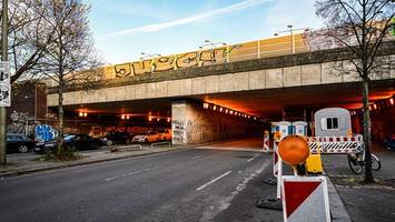 wichtige bahnbrücke in charlottenburg: droht fahrgästen eine sperrung?