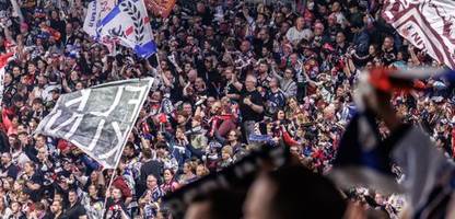 Berlin: Vermummte Eisbären-Fans greifen Kölner Anhänger an