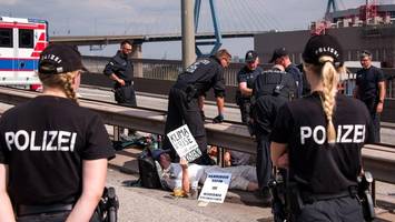 gleich vier strafbefehle für aktivisten: blockade der köhlbrandbrücke wird teuer