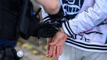 Junger Kiffer (17) dreht bei Kontrolle am Bahnhof durch – Festnahme