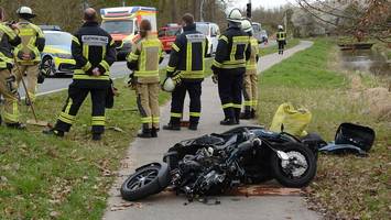 motorrad kracht an der elbe in wohnmobil: fahrer schwer verletzt