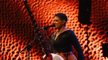 sona jobarteh in der elbphilharmonie: mitreißende rhythmen, kraftvolle botschaft