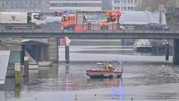 Ölfilm sorgt im südkanal für großeinsatz – feuerwehr legt sperren im wasser aus