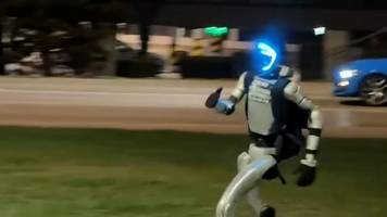 Roboter jagt Horde Wildschweine mitten in Warschau