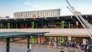 Menschen mussten sich übergeben, wurden ohnmächtig: Briten verzweifeln an Flughafen in Italien