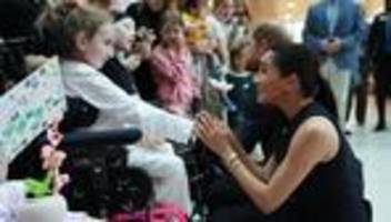 Australienreise: Harry und Meghan teilen Umarmungen in Kinderklinik aus