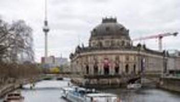 Berlin: Protest in Berlin: Aktivistin klebt sich an Museumsvitrine