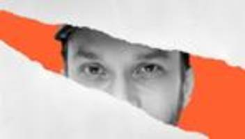 Christian Ulmen: Ein Protagonist postet Bilder seiner Freundin. In Sex-Chatgruppen