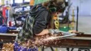 Duale Ausbildung : Zahl neuer Ausbildungsverträge ist 2025 weiter gesunken