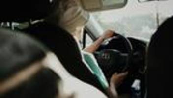 fahrschule: es gibt typen, die finden es toll, neben jungen frauen zu sitzen