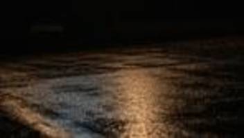 Kontrolle verloren: Transporter kommt von nasser Straße ab und kippt in Bachbett