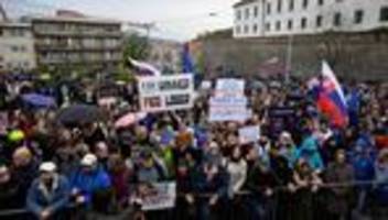 slowakei: tausende slowaken protestieren für recht auf briefwahl