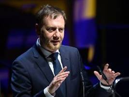 sachsen-cdu koffert gegen merz: kretschmer bezeichnet 1000-euro-prämie als hohn