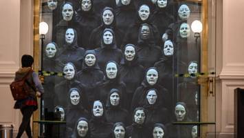 marina abramović: totenklage und ein wald aus penissen