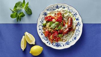 Warmer Bauernsalat mit Chorizo und Hüttenkäse-Tsatsiki