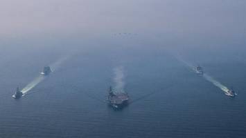 Leichtflugzeug nähert sich Flugzeugträger – Funkspruch stürzt Pilot in Dilemma