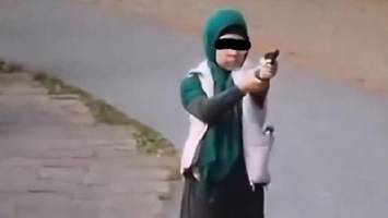 Mädchen hantiert mit Pistole: Video aus Stormarn irritiert auf Social Media