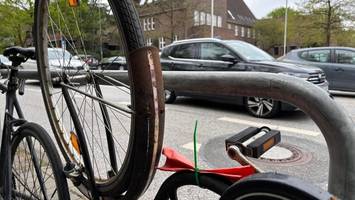 Schrotträder blockieren Stellplätze: Stadt holt jetzt die Flex heraus