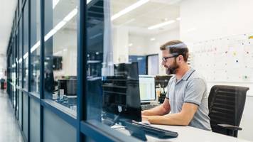 bankangestellter macht an 21 tagen falsche standortangaben - nun muss er 6250 euro zahlen