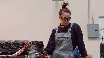 victoria kaufte mit 31 ferrari, um ihn zu reparieren - heute arbeitet sie bei luxusautokonzern