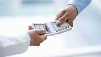 frau klaut 70.000 dollar mit enkeltrick – nun soll sie hausarrest bekommen