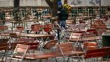 aprilwetter: trüber tag bei wärmeren temperaturen