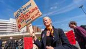 Kabinenpersonal streikt: Gewerkschaft: »Würden lieber 100 Jahre Lufthansa feiern«