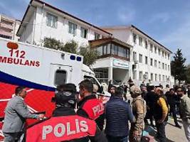 acht schüler und ein lehrer tot: achtklässler erschießt neun menschen an schule in der türkei