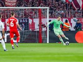 fünf tore, bayern schwimmt: manuel neuer eröffnet wilde halbzeit mit mega-bock