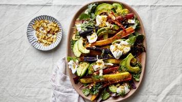 bunte ofenmöhren mit currymandeln, avocado und burrata