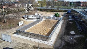 vorfreude auf erstes außenbecken eines berliner stadtbads
