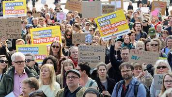 Zahlreiche Psychotherapeuten gehen in Berlin auf die Straße