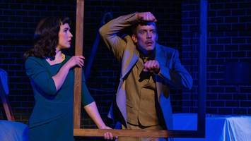 Total von der Rolle: „Die 39 Stufen“ im Berliner Kriminal Theater