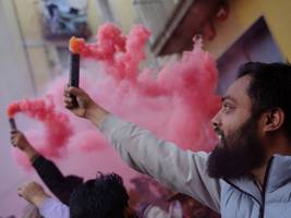 migration: spanien umarmt eine halbe million illegale einwanderer