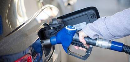 sprit-preise: bevölkerung bevorzugt tankrabatt gegenüber zielgenaueren hilfen