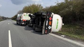 a21 richtung kiel gesperrt: anhänger eines tanklastwagens umgekippt