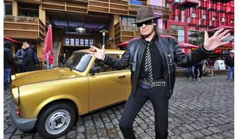 Auktion in Hamburg: Der goldene Trabbi von Udo Lindenberg wird versteigert