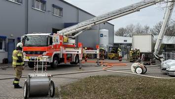 Großeinsatz in Kaltenkirchen: Feuer auf dem Gelände einer Metallbaufirma